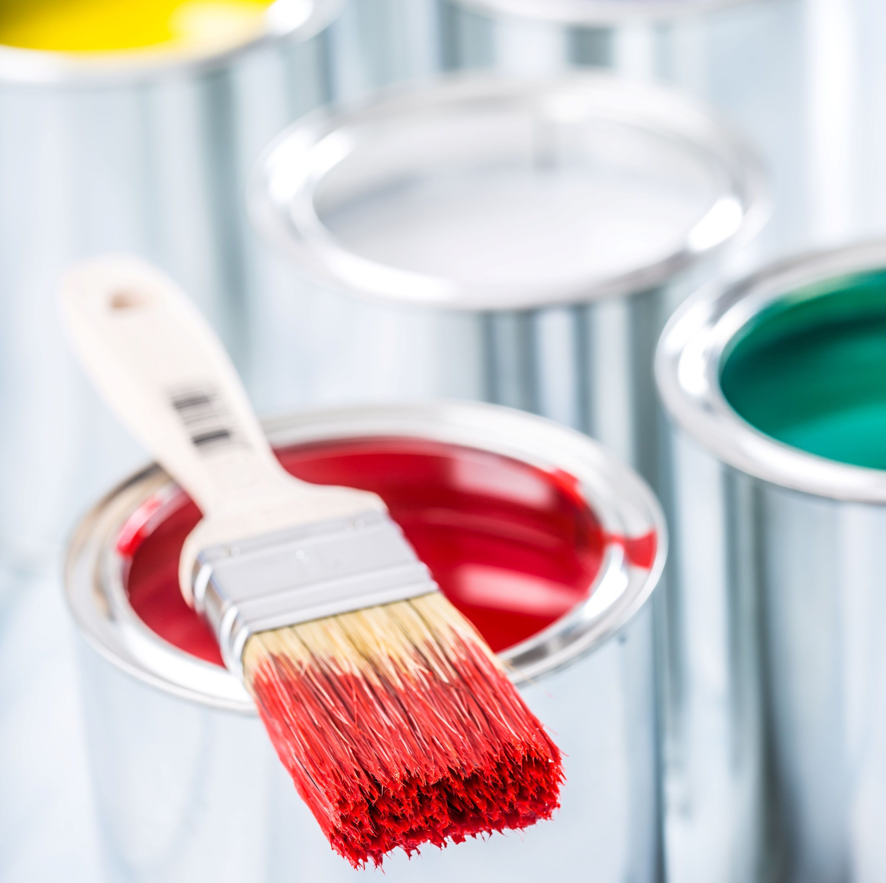 pensel och burk med målarfärg