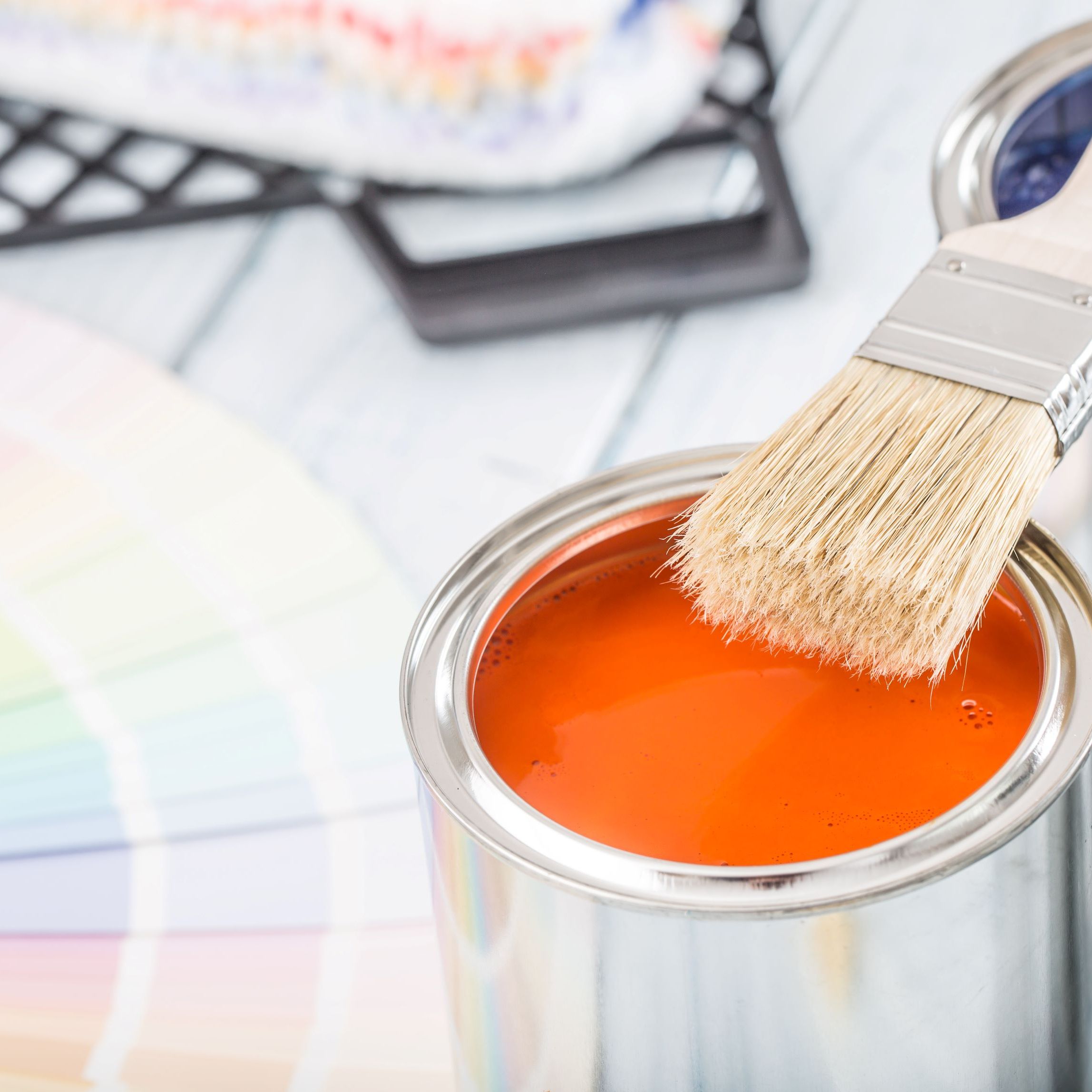 pensel och burk med målarfärg